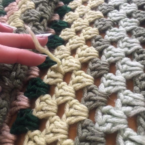 King-sized vintage crochet throw blanket - Picture 6 of 8
